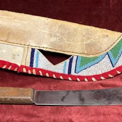 Superbe &eacute;tui &agrave; couteau perl&eacute; indien des plaines avec son couteau Russell Green River Works