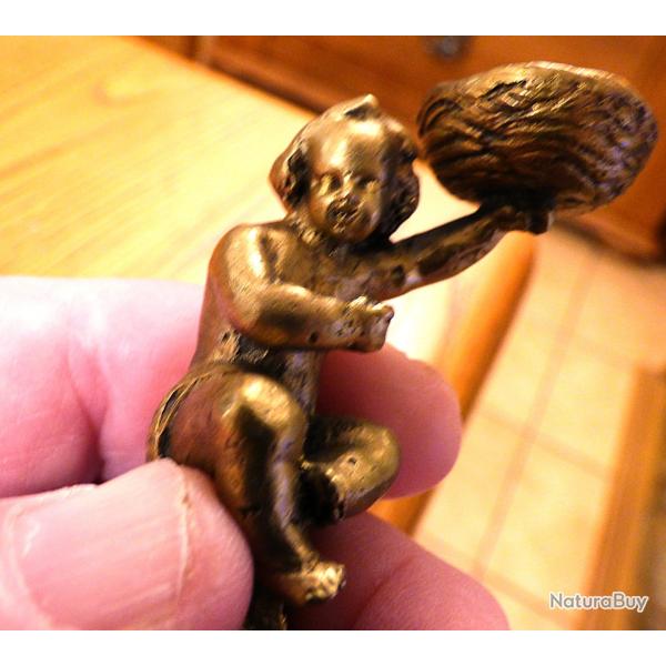 SPLENDIDE ET SYMPATHIQUE PETIT BRONZE MINIATURE - ENFANT TENANT UNE CORBEILLE ASSIS SUR UN SUPPORT