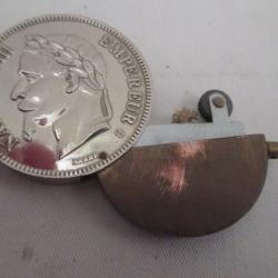 briquet a essence trompe l'oeuil  en forme d'une piece  N III  de 5 FR  parfai &eacute;tat et de fonction