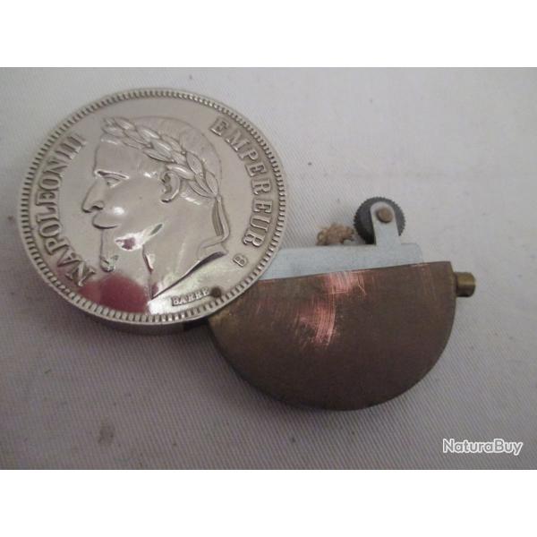 briquet a essence trompe l'oeuil  en forme d'une piece  N III  de 5 FR  parfai �tat et de fonction