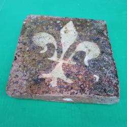 RARISSIME  TOMETTE MEDIEVALE  A  LA  FLEUR  DE  LYS  .  15 Emme  Si&egrave;cle environ .