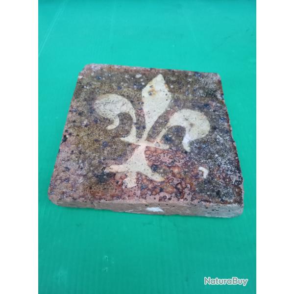 RARISSIME  TOMETTE MEDIEVALE  A  LA  FLEUR  DE  LYS  .  15 Emme  Si�cle environ .