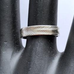 Bague or blanc massif 14 carats - motif chevron - taille 54 - alliance