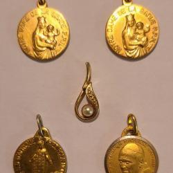 4 M&eacute;daillettes et 1 pendentif.