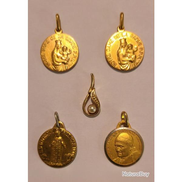 4 M�daillettes et 1 pendentif.