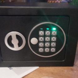 Coffre-fort &eacute;lectronique avec &eacute;clairage int&eacute;rieur  LED  17 x 23 x 17 cm.