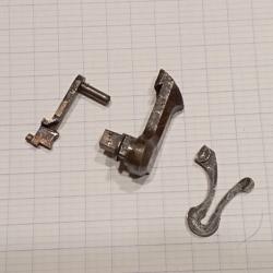 Ensemble de pi&egrave;ces de porti&egrave;re pour r&eacute;volver d ordonnance Mle 1892.