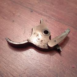 D&eacute;tente avec doigt &eacute;l&eacute;vateur pour revolver d'ordonnance Mle 1892.