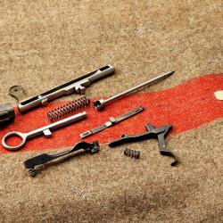 Lot Pi&egrave;ces d&eacute;tach&eacute;es Percuteur / d&eacute;tente pour fusil Suisse Schmidt Rubin G96/11