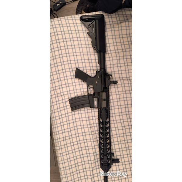 airsoft M4 aeg cybergun avec chargeur hi cap 300 BBS et poign�e verticale