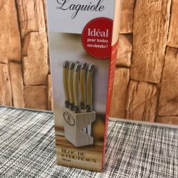 Bloc de bois avec couteaux steak