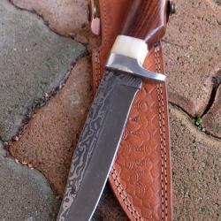 Poignard de Chasse Survie Lame Acier Carbone 1055 Manche Bois Os Acier Etui Cuir Fabric Artisanale