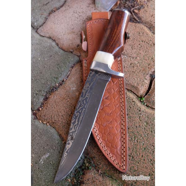 Poignard de Chasse Survie Lame Acier Carbone 1055 Manche Bois Os Acier Etui Cuir Fabric Artisanale