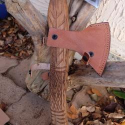 Hache de Viking Ragnar Lothbrok Lame Acier Carbone 1055 Symboles Manche Bois Etui Cuir Artisanale