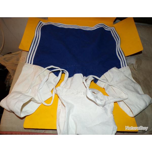 COL BLEU PORTE SUR LA VAREUSE DE LA MARINE NATIONALE FRANCAISE , TAMPON DE 1974 , VENDU EN BON  ETAT