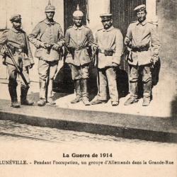 CPA - LUNEVILLE- Pendant l'occupation, un groupe d'Allemand dans la grand-Rue  -N&deg;6023