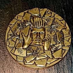 CINQUI&Egrave;ME R&Eacute;PUBLIQUE M&eacute;daille, Cinquantenaire du Secours populaire Fran&ccedil;ais COMME NEUVE UNIQUE !