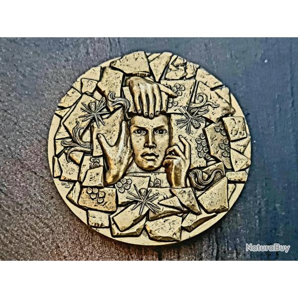 CINQUI�ME R�PUBLIQUE M�daille, Cinquantenaire du Secours populaire Fran�ais COMME NEUVE