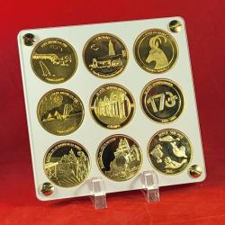 pr&eacute;sentoir en plexi blanc pour 9 m&eacute;dailles touristiques