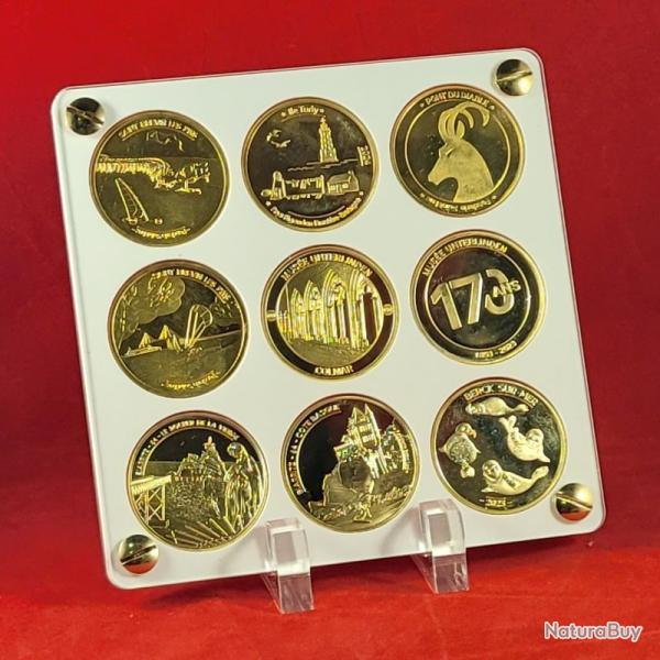 pr�sentoir en plexi blanc pour 9 m�dailles touristiques