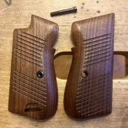 Plaquettes pour pistolet P210 Suisse - 1er type (reproduction en noyer)