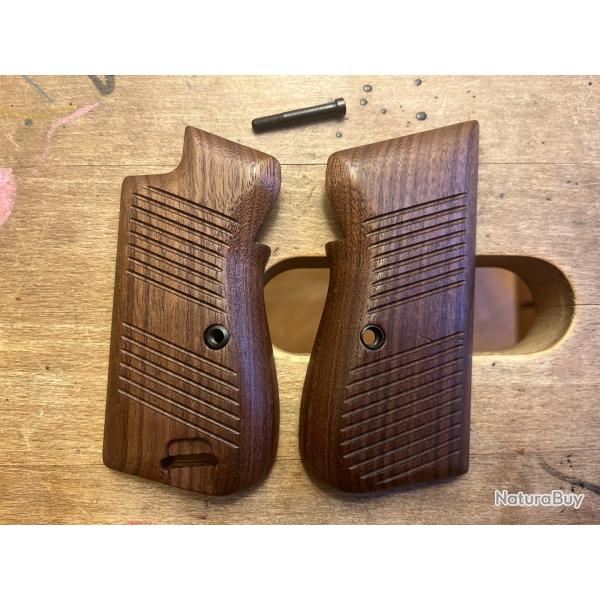 Plaquettes pour pistolet P210 Suisse - 1er type (reproduction en noyer)