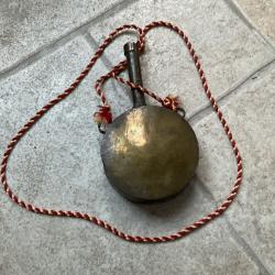 Poire a poudre en laiton grav&eacute;e