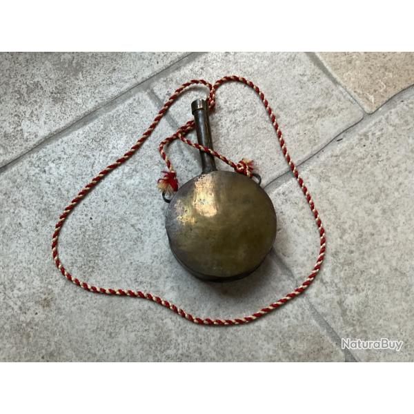 Poire a poudre en laiton grav�e