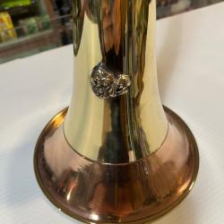 MILLIENS CORNE D'APPEL RONDE CINTR&Eacute;E LAITON POLI, BORDURE ROUGE, GROS EMBOUT, MOTIF SANGLIER, 55cm