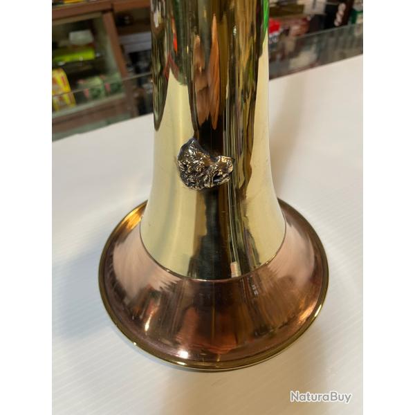 MILLIENS CORNE D'APPEL RONDE CINTR�E LAITON POLI, BORDURE ROUGE, GROS EMBOUT, MOTIF SANGLIER, 55cm