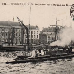CPA - MARINE DE GUERRE -DUNKERQUE - Submersible entrant au Bassin -N&deg;6049
