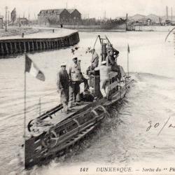 CPA - MARINE DE GUERRE -DUNKERQUE -Le Sous-Marin Sortie du " Phoque "  -N&deg;6047