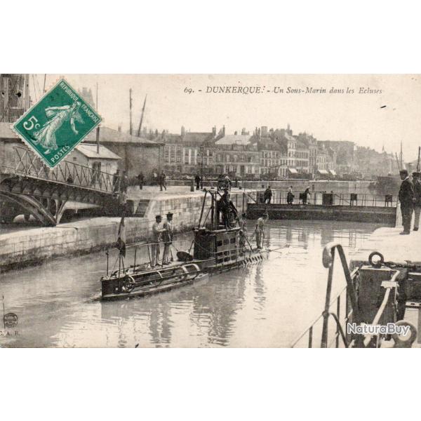 CPA - MARINE DE GUERRE -DUNKERQUE - Un Sous-Marin dans les Ecluses -N�6046