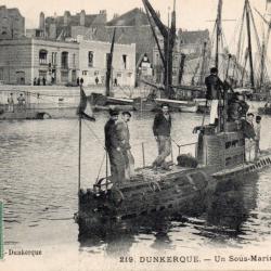 CPA - MARINE DE GUERRE -DUNKERQUE - Un Sous-Marin dans le Ports -N&deg;6045