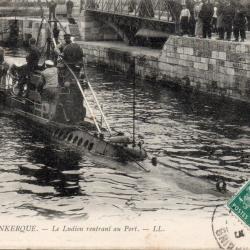 CPA - MARINE DE GUERRE -DUNKERQUE - Un Sous-Marin Le Ludion rentre au  Ports -N&deg;6044