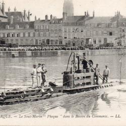 CPA - MARINE DE GUERRE -DUNKERQUE - Un Sous-Marin " Phoque " dans le Bassin du Commerce  -N&deg;6042