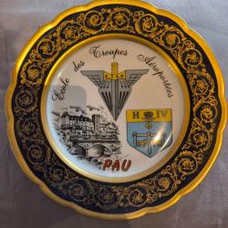 Assiette unique de l'E.T.A.P avec l'or incrust&eacute;.