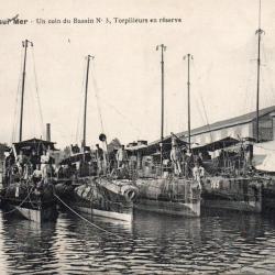 CPA - Marine de Guerre - Rochefort -sur Mer- Un coin du Bassin N&deg;3, Torpilleur en r&eacute;serve N&deg;6060