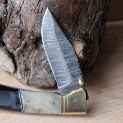 Beau Couteau Damas Lame Drop Point 128 Couches Manche B&eacute;lier & R&eacute;sine Fabric Artisanale Linerlock 00