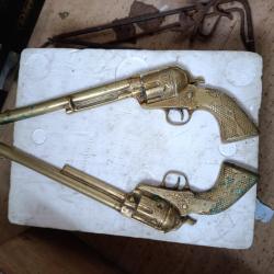 Paire de d&eacute;corations murales revolver western