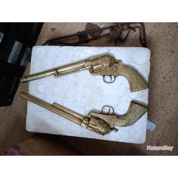 Paire de d�corations murales revolver western