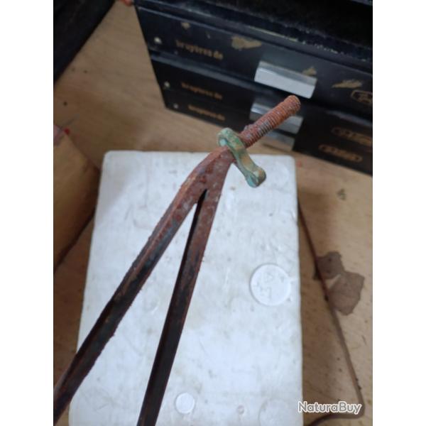 Crosse squelette de revolver ancien