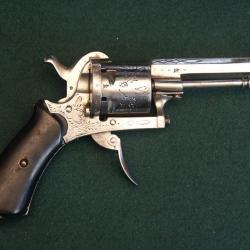 Revolver belge de type Lefaucheux chrom&eacute; et grav&eacute; (A577)
