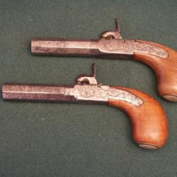 Paire de pistolet &agrave; percussion "coup de poing" logement capsules dans la crosse (A587)