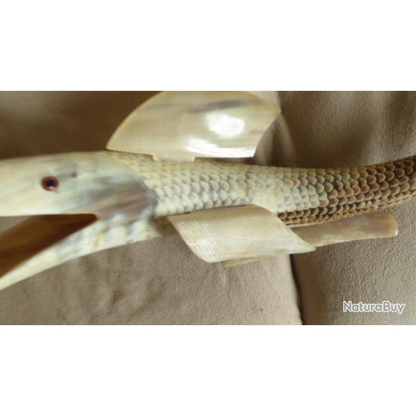 GRAND POISSON SCULPTE EN CORNE DE VACHE MAGNIFIQUE