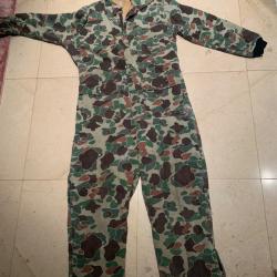 Combinaison Camoufl&eacute;e port&eacute; par un pilote d'h&eacute;licopt&egrave;re en Indochine en 1952 .