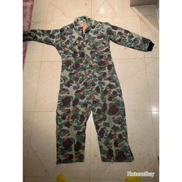 Combinaison Camoufl�e port� par un pilote d'h�licopt�re en Indochine en 1952 .