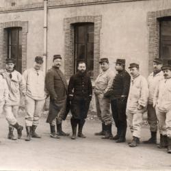 CPA - MILITAIRE GROUPE DE SOLDATS -N&deg;6074