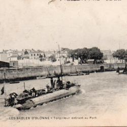 CPA - Marine de Guerre - LES SABLES DOLONNE- Torpilleur entrant au Port -N&deg;6086