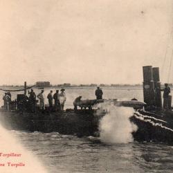 CPA - Marine de Guerre - W-St-1- A bord d'un - Torpilleur Lancement d'une Torpille -N&deg;6087